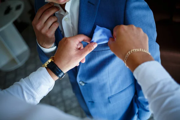 Hombre Pone Traje Día Boda — Foto de Stock