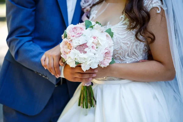 Smuk Bryllup Buket Blomster Hænderne Nygifte - Stock-foto