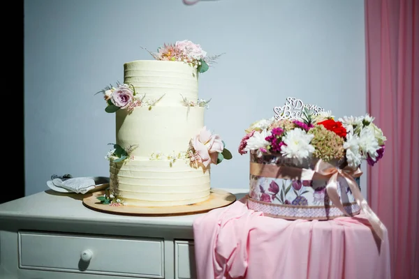 Große Süße Hochzeitstorte Für Frischvermählte — Stockfoto