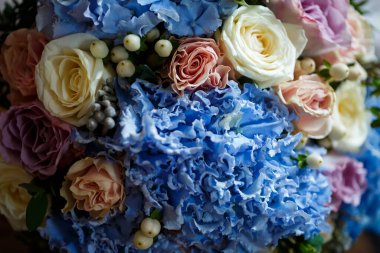 Gelin için güzel bir düğün buketi