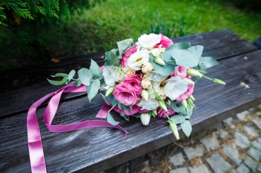 Gelin için güzel bir düğün buketi