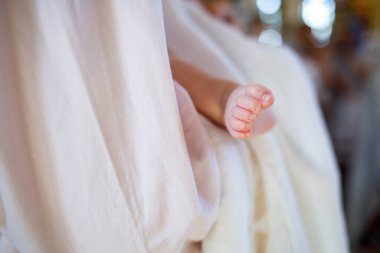 Öğleden sonra şirin küçük bebek ayakları
