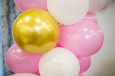 Neşeli bir tatil için çok renkli balonlar