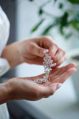 Gelin düğün gününde takı takar.