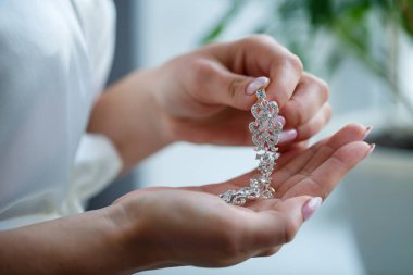 Gelin düğün gününde takı takar.