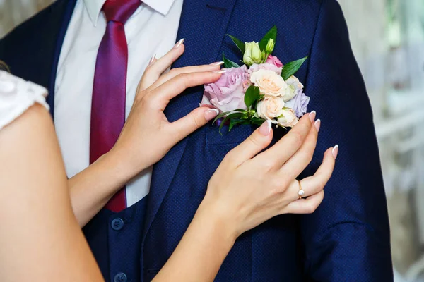Braut Kuschelt Hochzeitstag Mit Bräutigam — Stockfoto