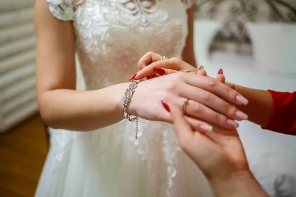 Noiva Coloca Jóias Casamento Dia Casamento — Fotografia de Stock