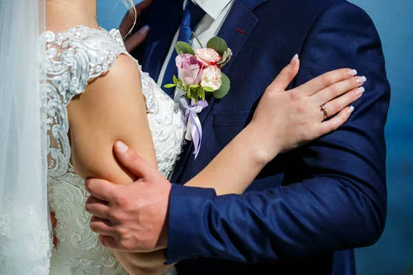 Жених Невеста Обнимаются День Свадьбы — стоковое фото