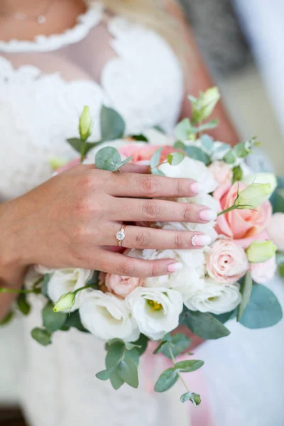 Beyaz Elbiseli Gelin Elinde Bir Buket Çiçek Tutuyor — Stok fotoğraf