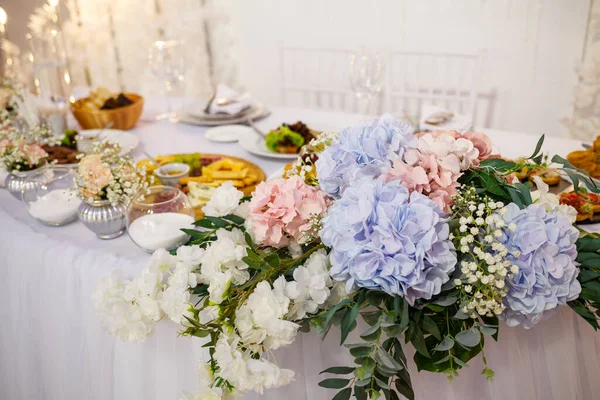 Mesa Boda Para Recién Casados Con Hermosas Decoraciones — Foto de Stock