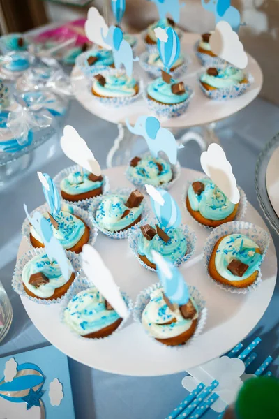 Doğum günlerinde çocuklar için tatlı şekerler ve bisküviler.