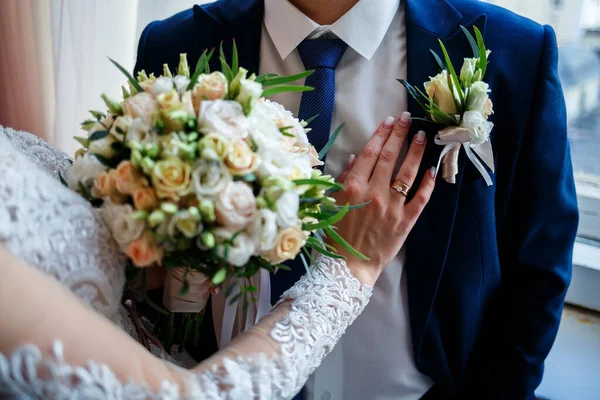 Braut Kuschelt Hochzeitstag Mit Bräutigam — Stockfoto