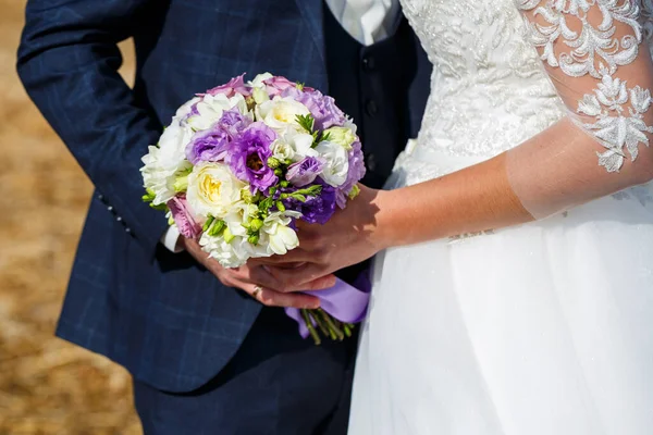 Braut Und Bräutigam Umarmen Sich Hochzeitstag — Stockfoto