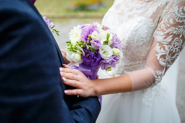 Braut Und Bräutigam Umarmen Sich Hochzeitstag — Stockfoto