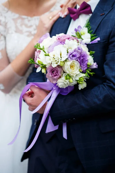 Braut Und Bräutigam Umarmen Sich Hochzeitstag — Stockfoto