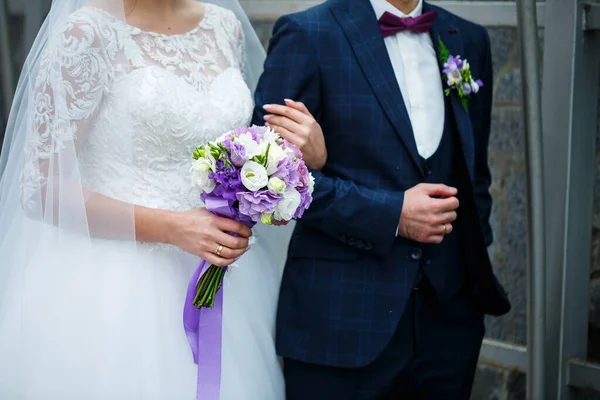 Braut Und Bräutigam Umarmen Sich Hochzeitstag — Stockfoto