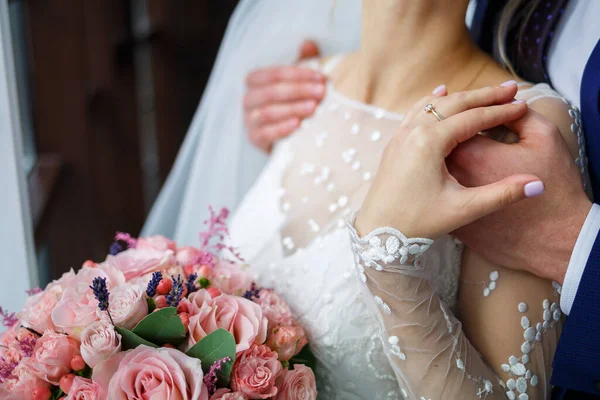 Braut Und Bräutigam Umarmen Sich Hochzeitstag — Stockfoto