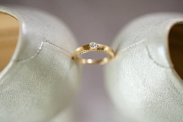 Anillo Boda Oro Con Zapatos Mujer Día Boda — Foto de Stock