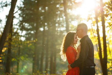 Sonbahar ormanlarında güzel bir çift