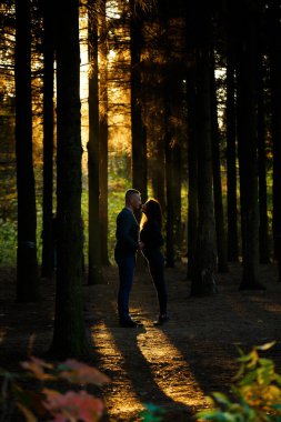 Sonbahar parkında kazaklı bir çift.