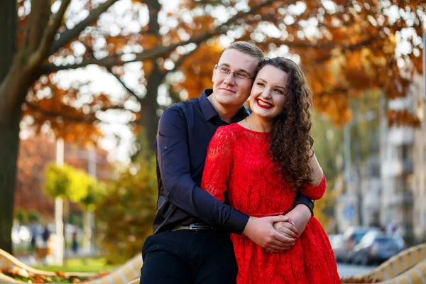 Cara Uma Camisa Preta Uma Menina Com Cachos Vestido Vermelho — Fotografia de Stock