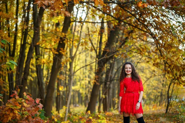 Fille Avec Des Boucles Dans Une Robe Rouge Dans Forêt — Photo