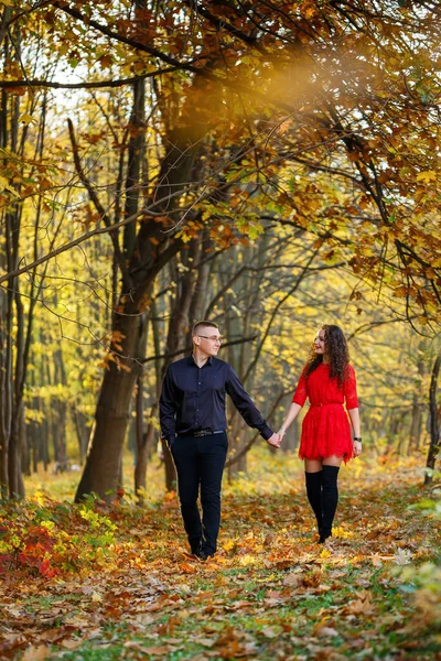 Belo Casal Floresta Outono — Fotografia de Stock