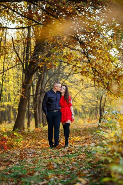 Bella Coppia Nella Foresta Autunnale — Foto Stock