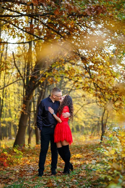 秋の森の中の美しいカップル — ストック写真