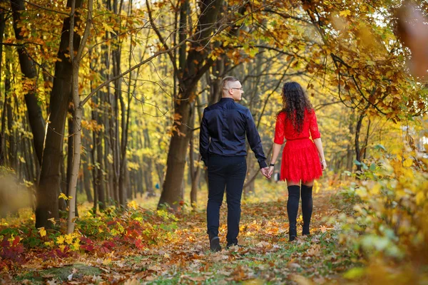 Sonbahar ormanlarında güzel bir çift