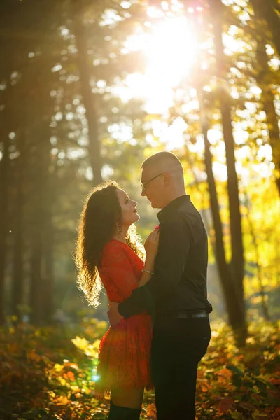 Sonbahar ormanlarında güzel bir çift