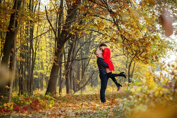 美丽的一对在秋天的森林里 — 图库照片