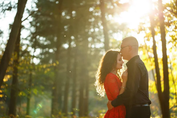 Hermosa Pareja Bosque Otoño —  Fotos de Stock