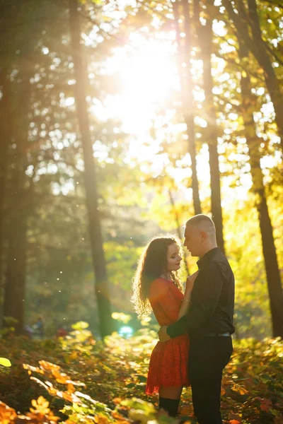 Belo Casal Floresta Outono — Fotografia de Stock