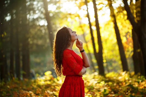 Fille Avec Des Boucles Dans Une Robe Rouge Dans Forêt — Photo