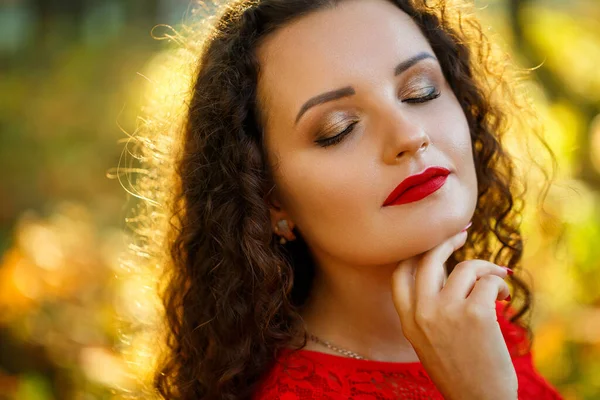 Fille Avec Des Boucles Dans Une Robe Rouge Dans Forêt — Photo