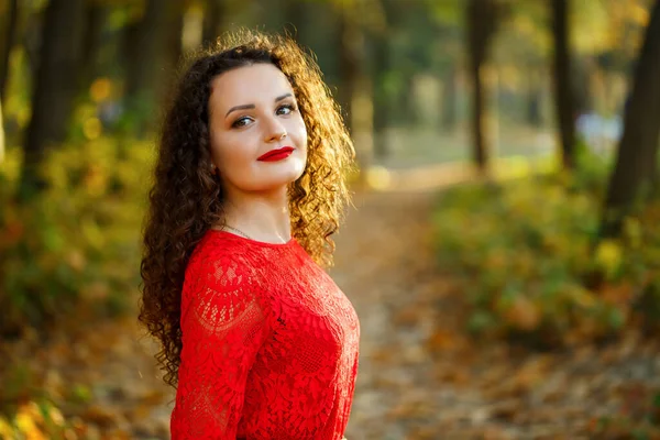 Fille Avec Des Boucles Dans Une Robe Rouge Dans Forêt — Photo