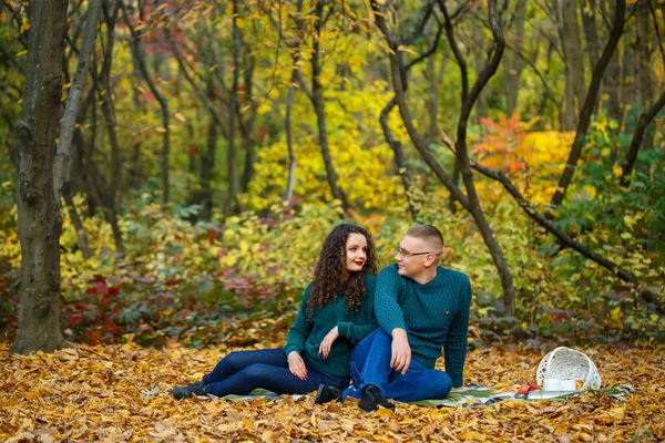 秋の公園のセーターを着たカップル — ストック写真