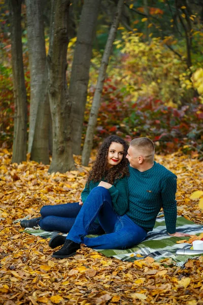 Coppia Maglioni Nel Parco Autunnale — Foto Stock