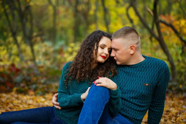 Couple Pull Dans Parc Automne — Photo