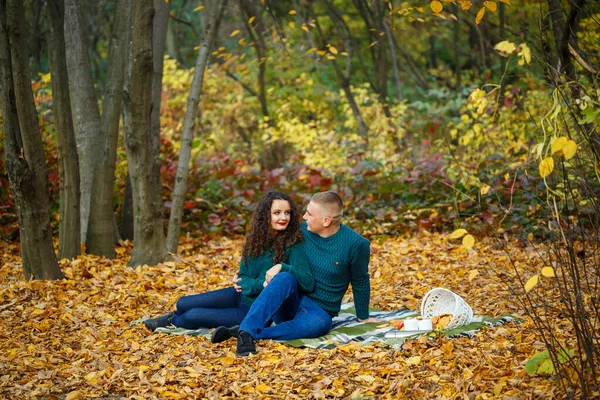 Para Swetrach Jesiennym Parku — Zdjęcie stockowe