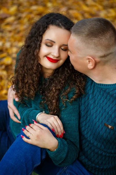 Pareja Suéteres Parque Otoño — Foto de Stock