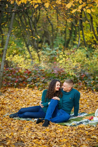 Casal Camisolas Parque Outono — Fotografia de Stock