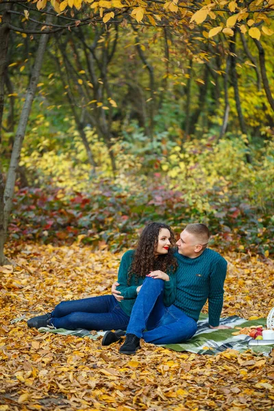 Sonbahar Parkında Kazaklı Bir Çift — Stok fotoğraf