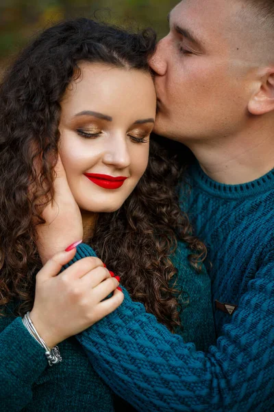 Pareja Suéteres Parque Otoño — Foto de Stock