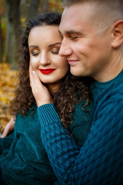 Pareja Suéteres Parque Otoño —  Fotos de Stock