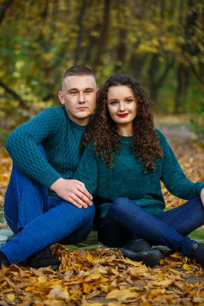 Couple Sweaters Autumn Park — Stock Photo, Image