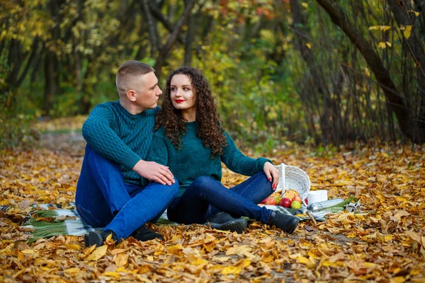 Couple Sweaters Autumn Park — Stock Photo, Image