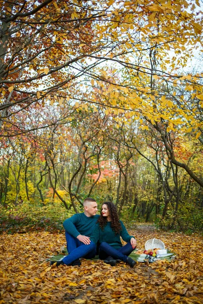 Pareja Suéteres Parque Otoño — Foto de Stock