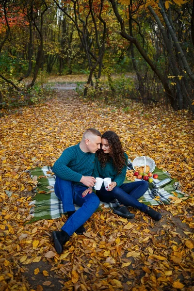 秋の森の中でお茶を飲む恋人たち — ストック写真